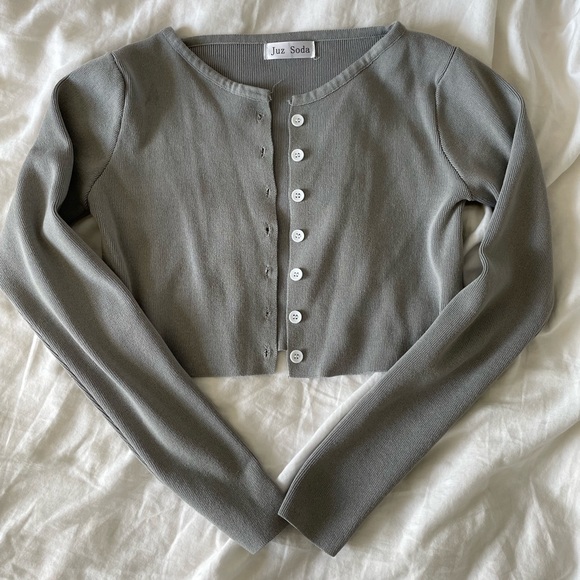 Grey button up long sleeve crop cardigan - Picture 1 of 8